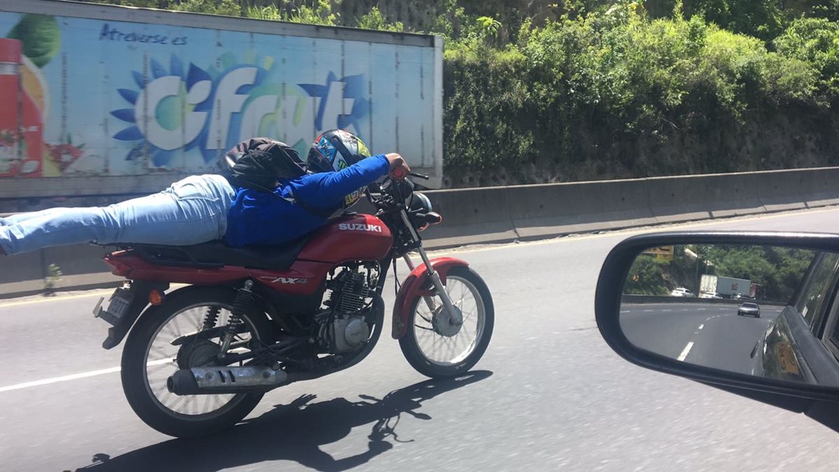 El motorista se sostenía solo con el manubrio. (Foto Presa Libre: Guatevisión)