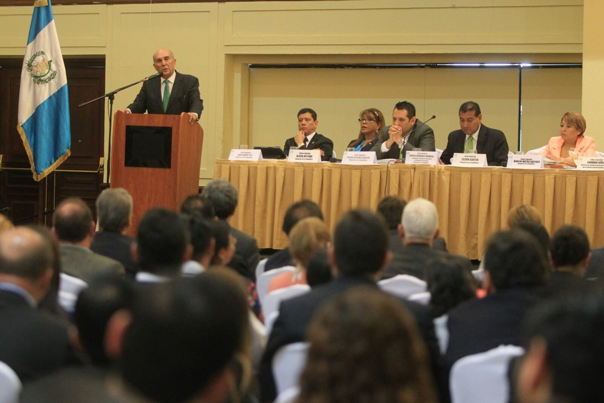 Diputados asisten a un seminario de actualización de las reformas a la Ley Electoral y de Partido Políticos. (Foto Prensa Libre: Esbin García)