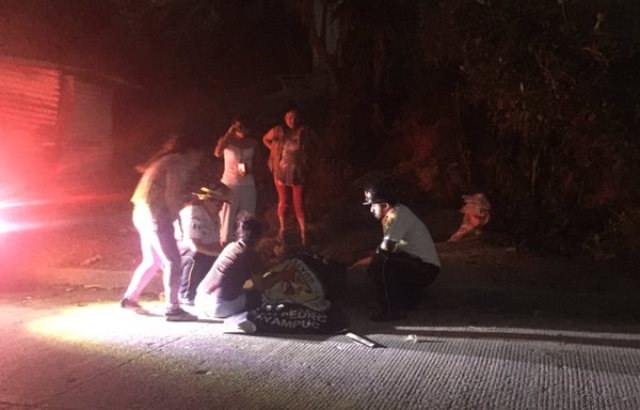 Familiares y amigos lloran junto al cadáver de Brandon Jiménez. (Foto Prensa Libre: CVB)