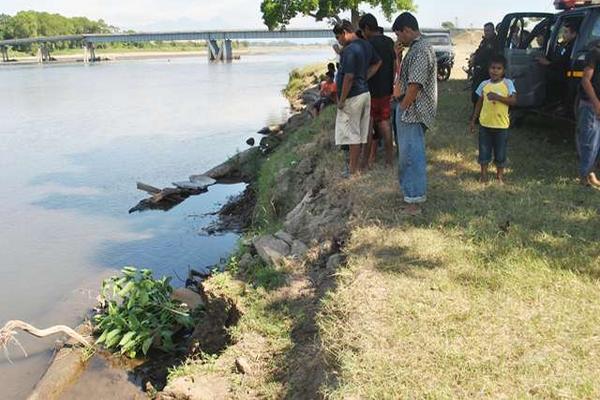 Trabajadores de caña localizaron el cadáver de un hombre a la orilla del río Nahualate, en Tiquisate, Escuintla. (Foto Prensa Libre: Felipe Guzmán)<br _mce_bogus="1"/>