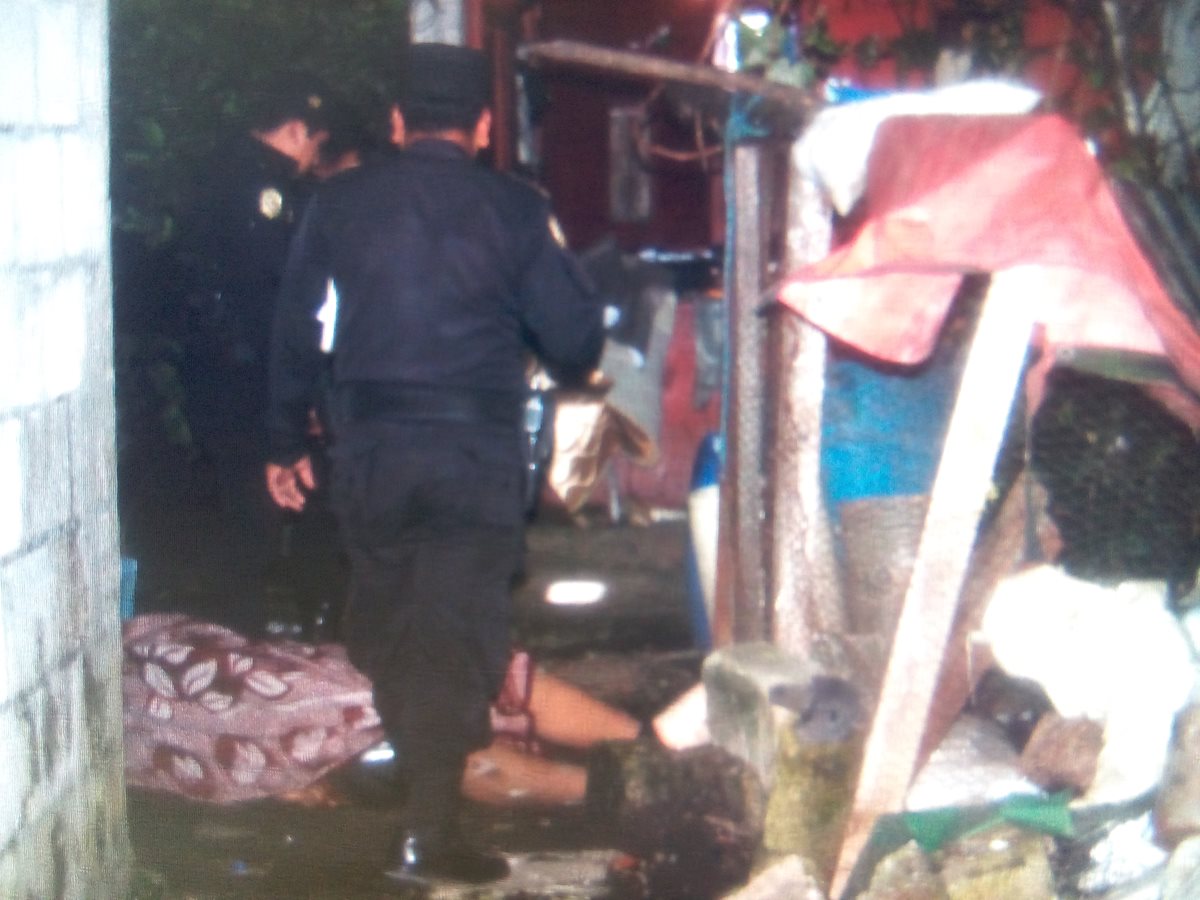 Rescatistas llegaron al lugar del crimen pero la víctima ya había muerto. (Foto Prensa Libre: Víctor Chamalé)