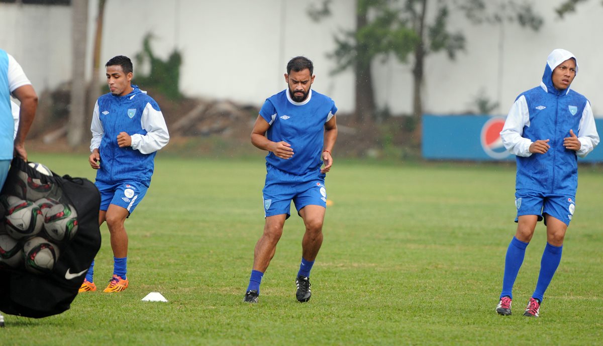 Carlos Ruiz (centro), durante el entrenamiento de este martes. (Foto Prensa Libre: Jeniffer Gómez)