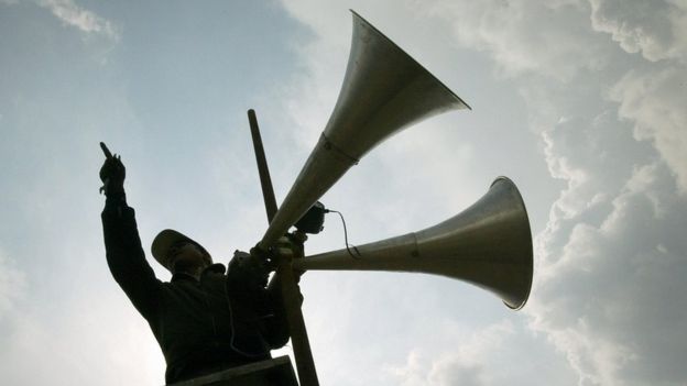 Los sonidos estridentes de alto volumen pueden causar daños físicos al oído. GETTY IMAGES