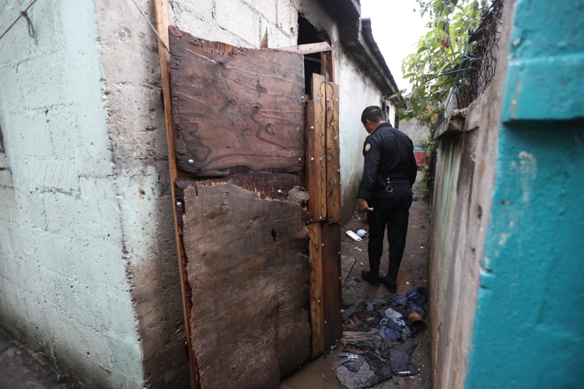 El incendio registrado en una casa de la colonia la Verbena destruyó una cama, un carruaje y otros objetos personales de la familia. (Foto Prensa Libre: Óscar Rivas)