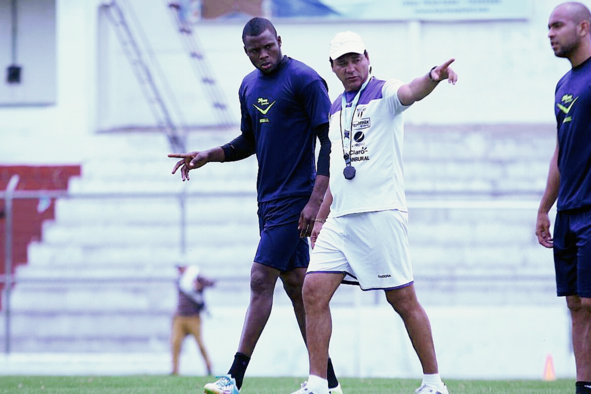 Yustin Arboleda, junto al técnico Mauricio Tapia, en el entrenamiento matutino de este miércoles. (Foto Prensa Libre: Cortesía de Damaris Ortiz / Antigua GFC)