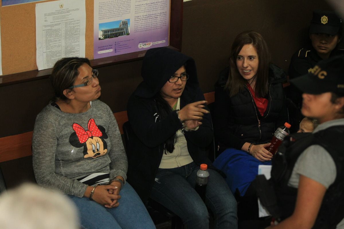 Las detenidas fueron llevadas a la Torre de Tribunales en la zona 1 capitalina. (Foto Prensa Libre: Esbin García)