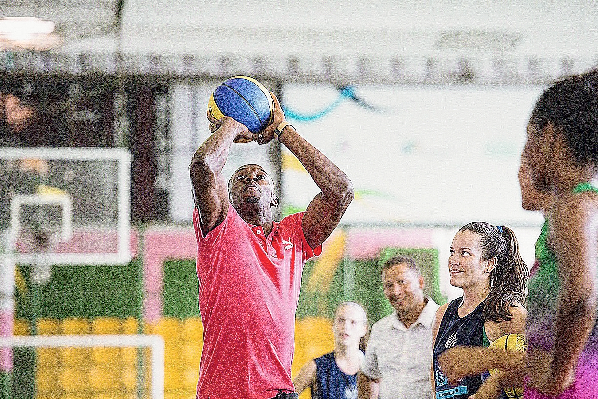 El atleta jamaiquino Usain Bolt, durante su visita a Vila Olímpica da Mangueira en la ciudad de Río de Janeiro. Bolt se encuentra en la ciudad carioca para participar del desafío Mano a Mano en la carrera de 100 metros del próximo domingo. (Foto Prensa Libre: EFE)