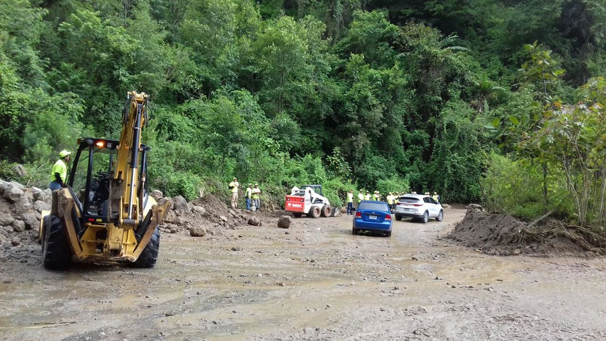 Vehículos comenzaron a circular por el cerro Lec, y las lluvias continúan. (Foto Prensa Libre: Ángel Julajuj)