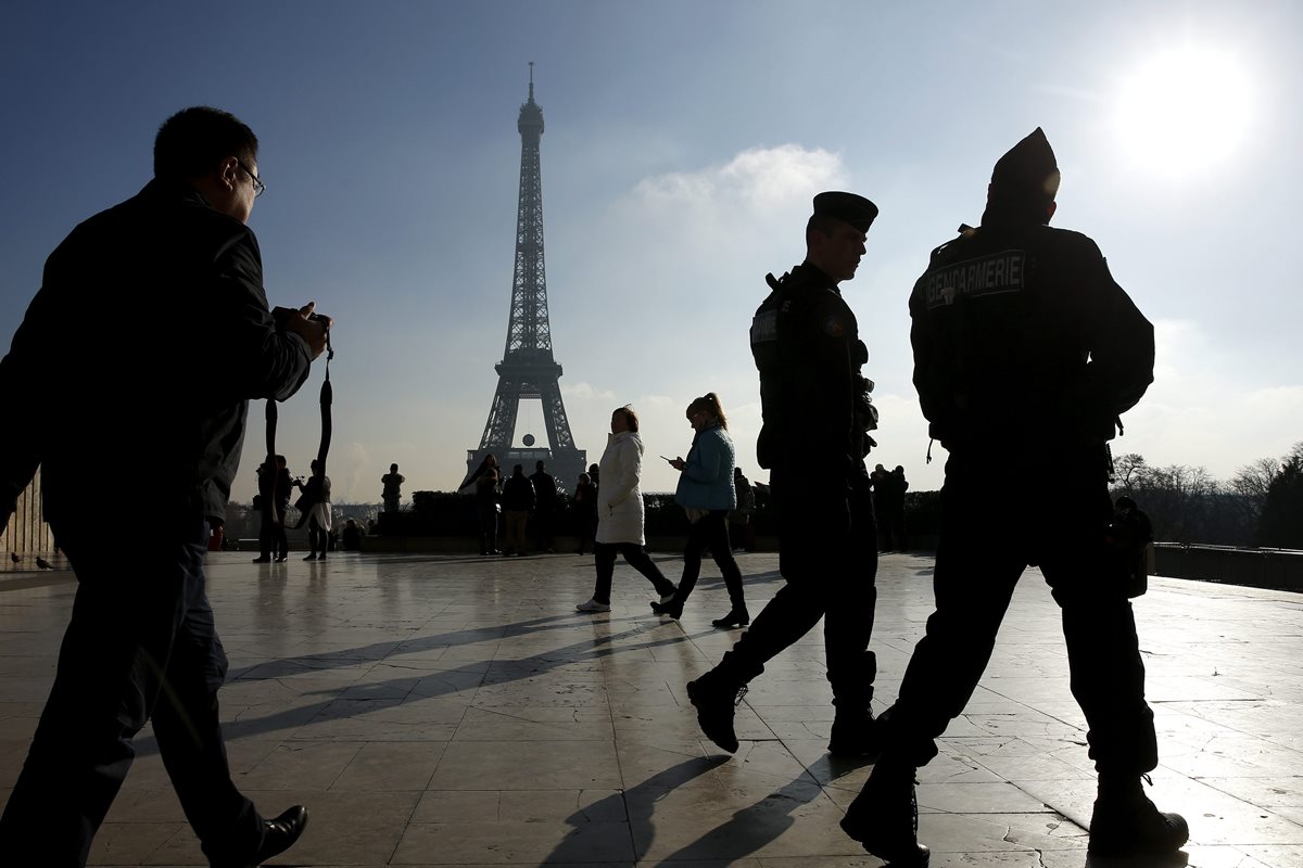 Gendarmes patrullan los alrededores de la Torre Eiffel en París Francia (Foto Prensa Libre: EFE)