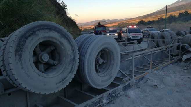 Un tráiler que transportaba cemento volcó en el km 33 de la ruta a El Salvador, en la vuelta conocida como "el Chilero".