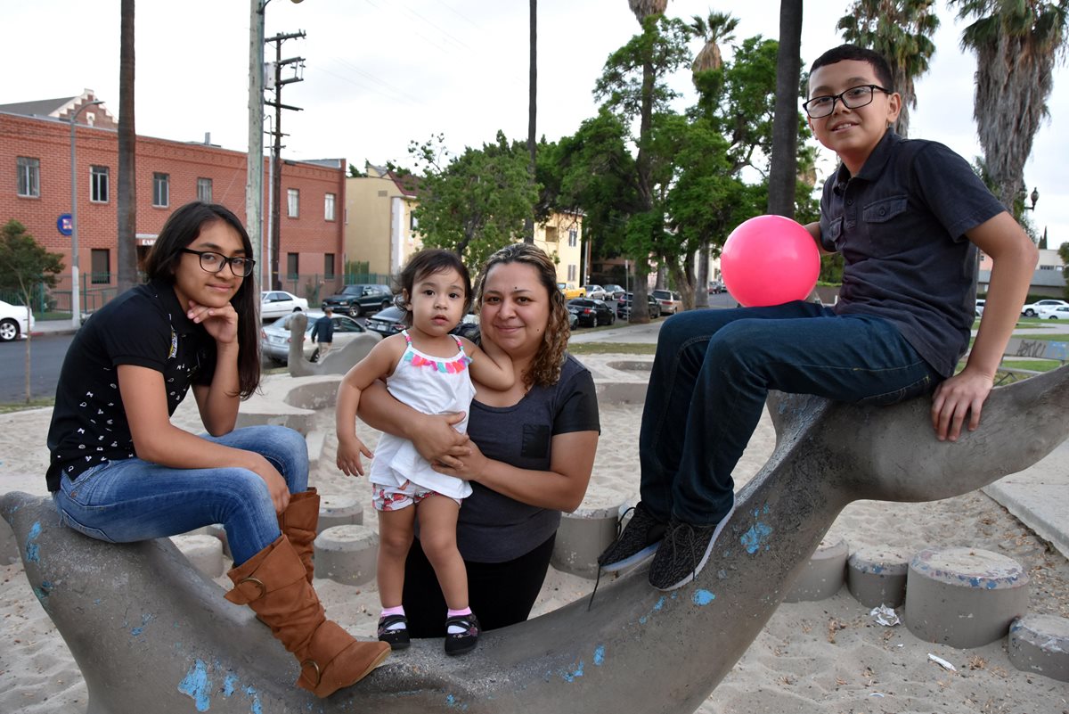 Hermanos guatemaltecos celebran haber conseguido asilo en EE.UU. tras años de vivir con temor de ser deportados. (Foto Prensa Libre: EFE)