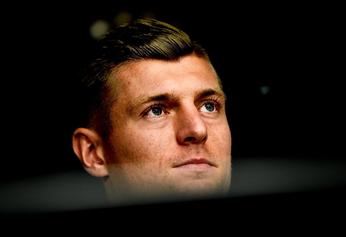 El jugador de la selección alemana Toni Kroos ofrece una rueda de prensa, en Berlín (Alemania). (Foto Prensa Libre: EFE)