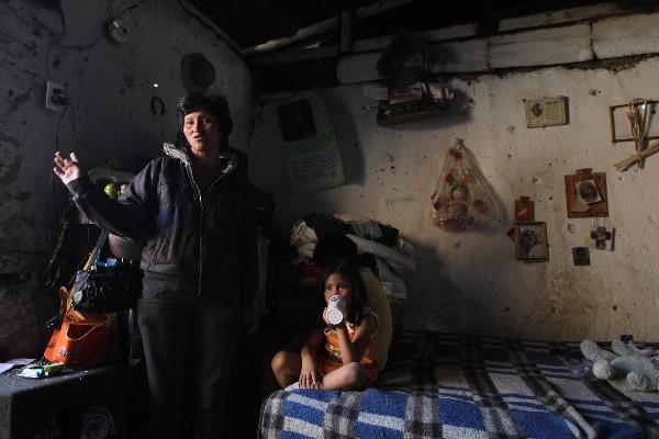 Íngrid sánchez, quien pese a que vive en una casa de adobe alienta a su hijo para que ayude, recibió la buena noticia de que le construirán una vivienda de block.