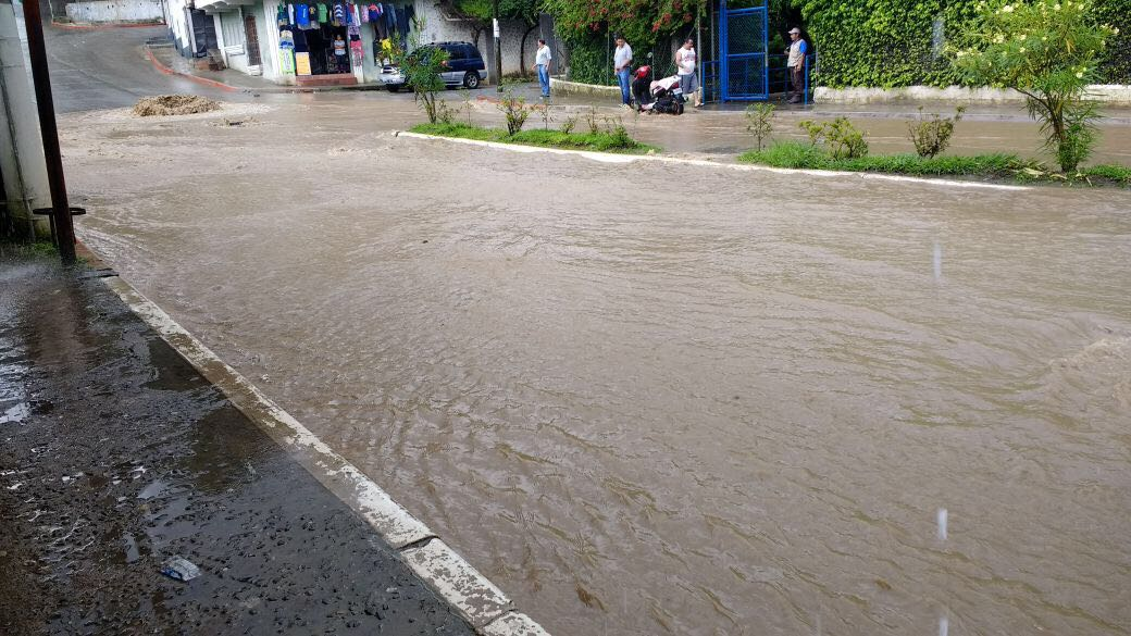 Varias calles en Cobán, Alta Verapaz, se inundaron a causa de que los drenajes se taparon. (Foto Prensa Libre: Eduardo Sam)