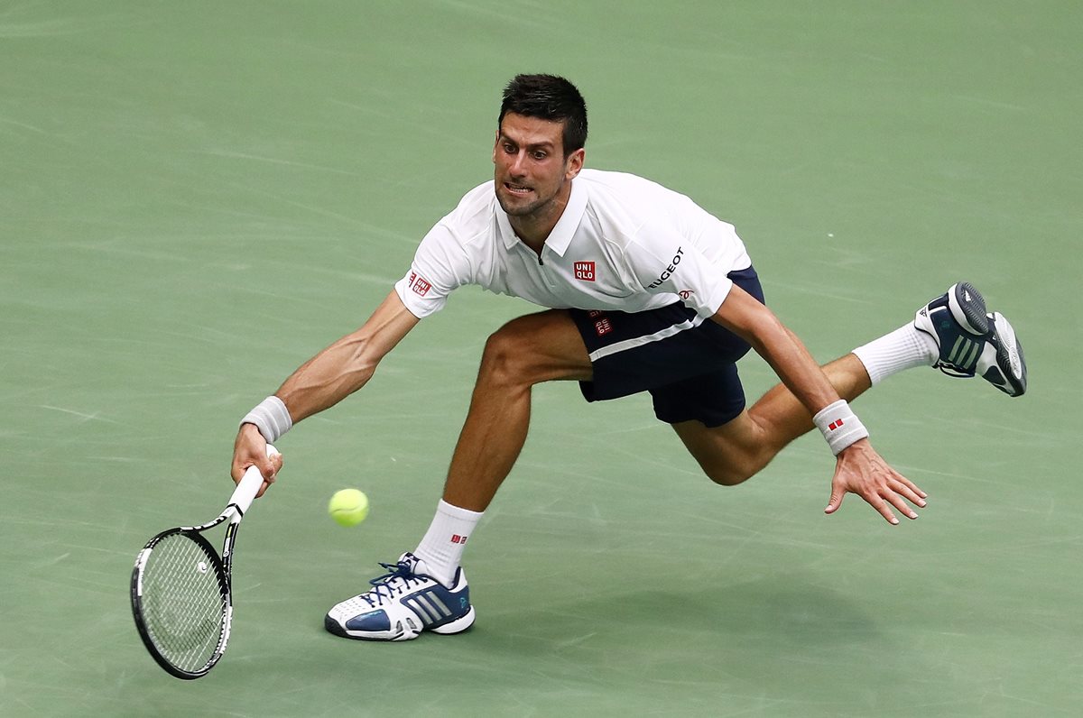 El serbio Novak Djokovic le devuelve un servicio al francés Gael Monfils, en el duelo que terminó ganando el número uno del mundo (Foto Prensa Libre: AFP)