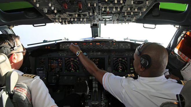 Pilotos de dos aerolíneas dijeron que vieron luces muy brillantes cuando volaban sobre Irlanda. GETTY IMAGES