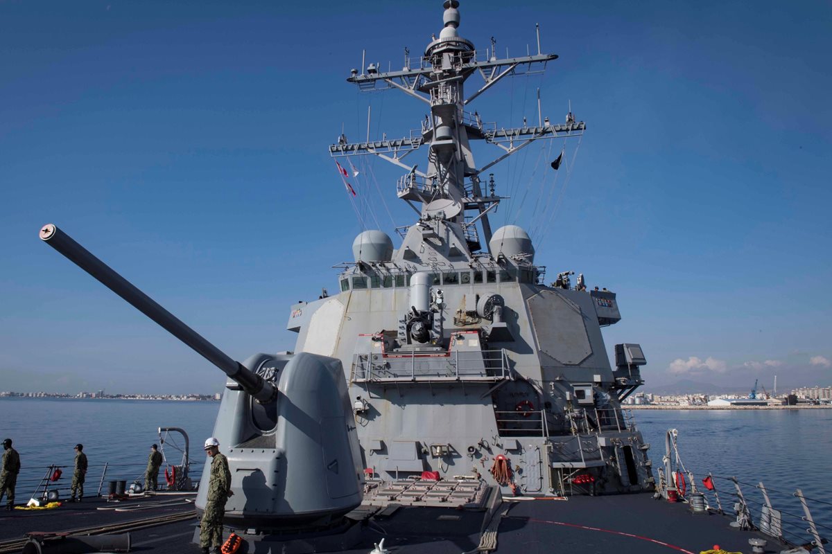 El destructor de la Marina estadounidense USS Donald Cook zarpó el lunes del puerto de Larnaca (Chipre); el Pentágono califica de "rutinario" el despliegue de buques. (Foto Prensa Libre: EFE)