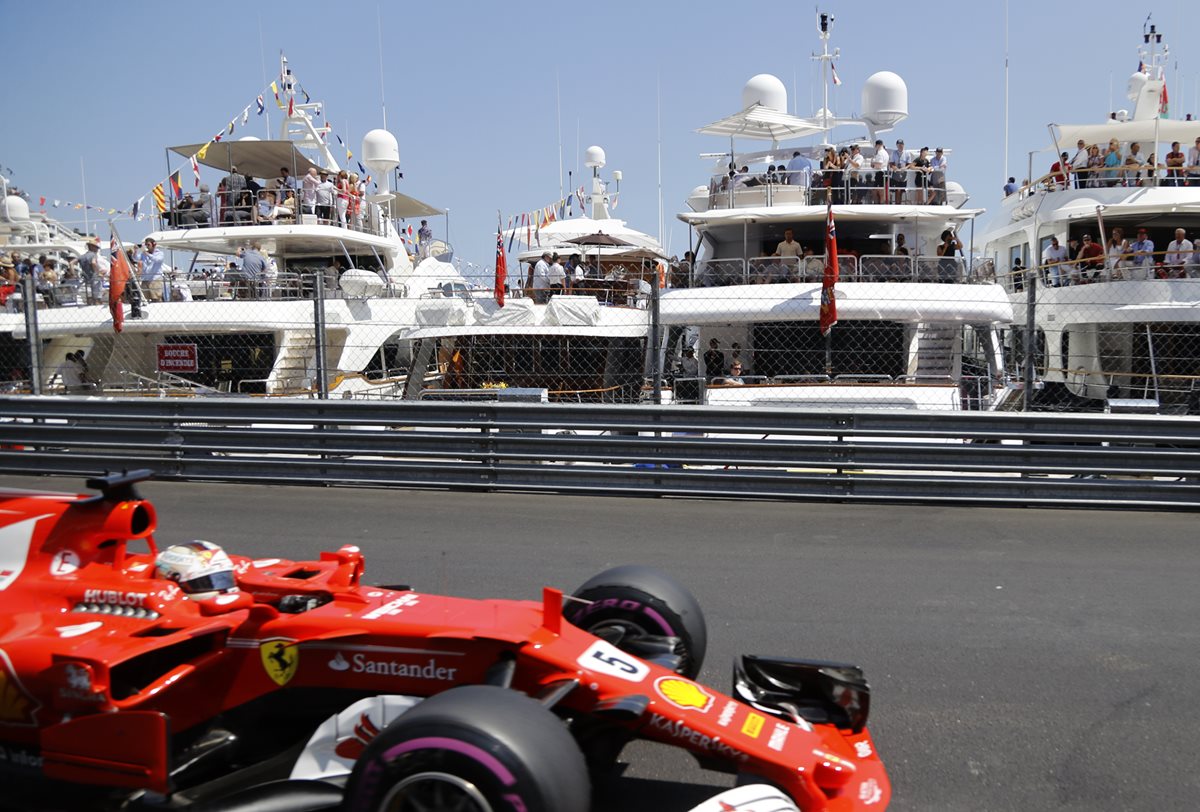 Sebastian Vettel, en acción, durante la competencia de este domingo en Mónaco. (Foto Prensa Libre: AP)