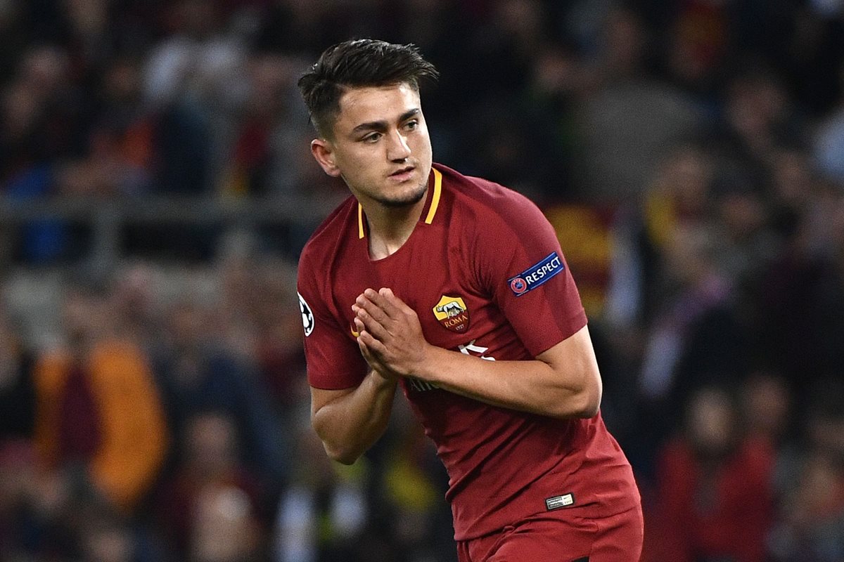 Cengiz Under se lamenta después de no poder anotar en una acción.