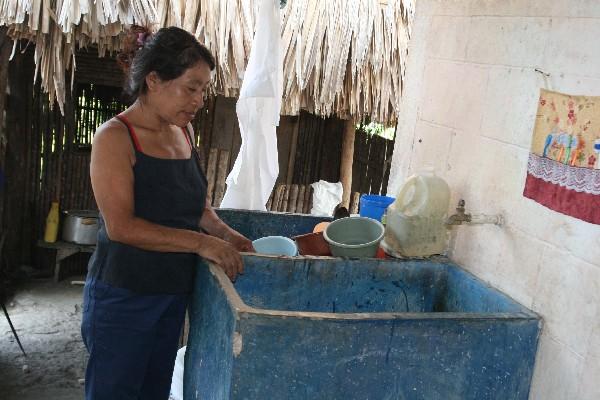 Albertina Salguero no tienen agua para preparar  alimentos,  porque en la comunidad no cuentan con ese  servicio.