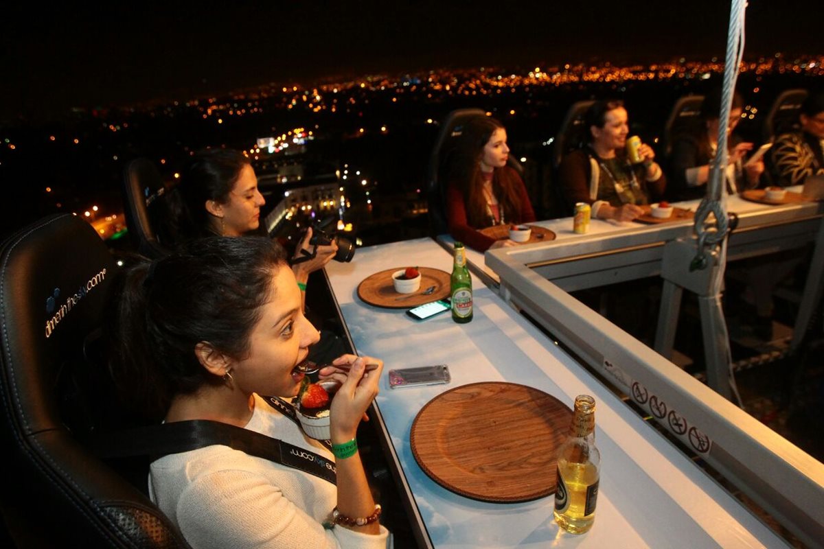 La experiencia que se vive en las alturas de Paseo Cayalá combina la experiencia gastronómica con una panorámica inusual. (Foto Prensa Libre: Álvaro Interiano)