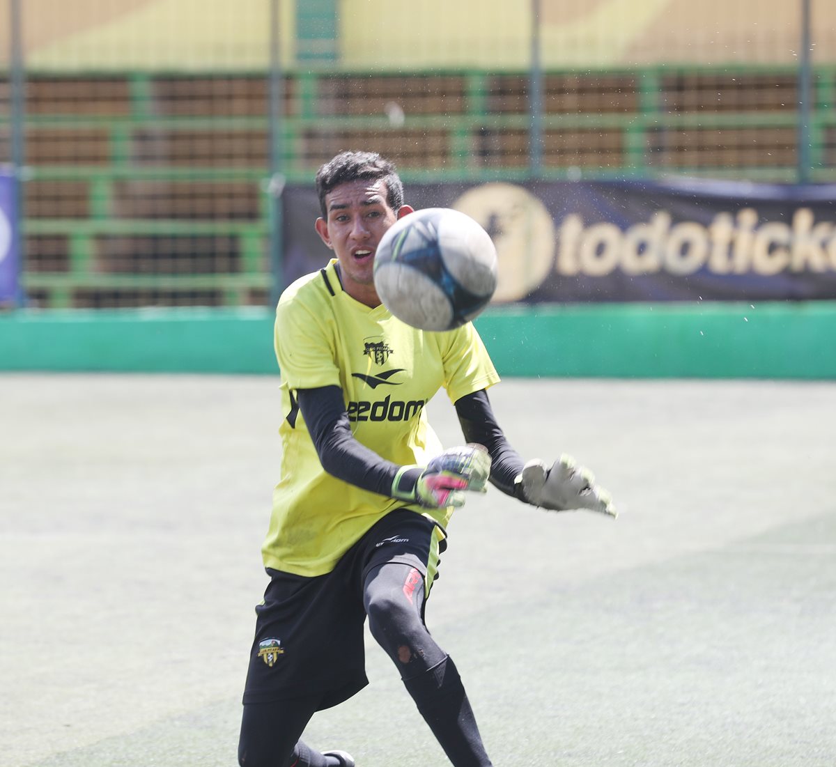 1.50 goles es el promedio de anotaciones que recibe por partido el portero Javier Romero, quien no tiene un entrenador específico en el campamento de los loros (Foto Prensa Libre: Edwin Fajardo)