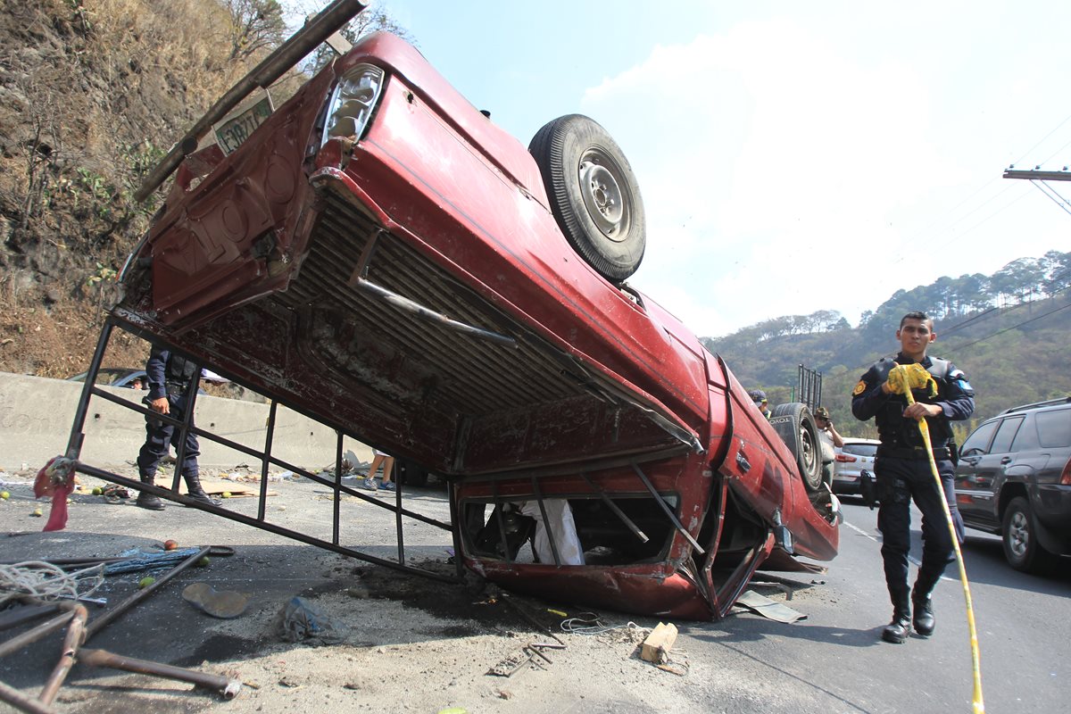 Una mujer murió y cinco personas resultaron heridas al volcar picop en que viajaban, en ruta al Pacífico. (Foto Prensa Libre: Estuardo Paredes)