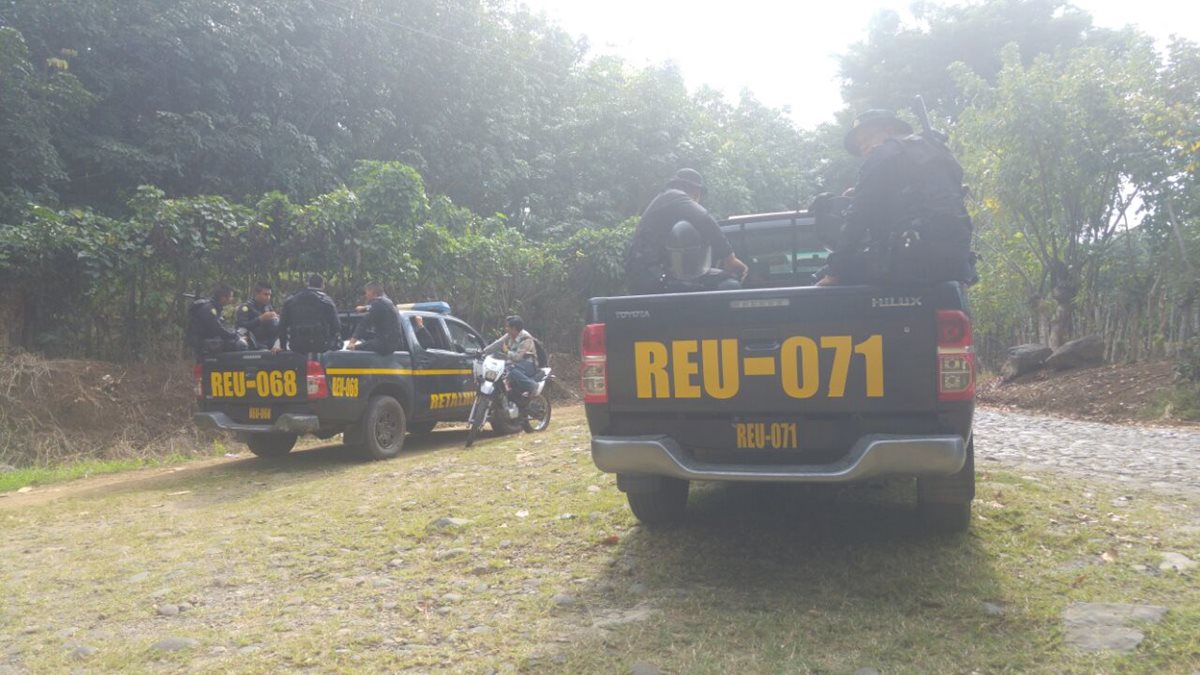 Agentes de la PNC han sido enviados al lugar para intentar rescatar al sujeto retenido en Nuevo San Carlos. (Foto Prensa Libre: Rolando Miranda)