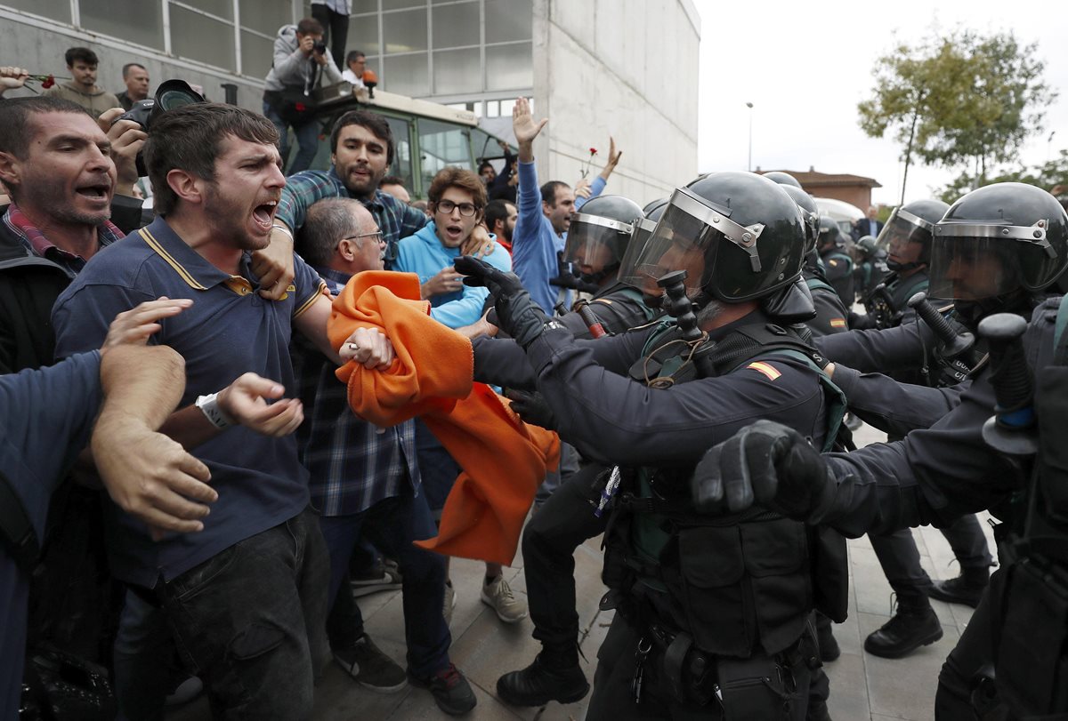 La Guardia Civil ha intervenido en el centro de votación de Sant Julià de Ramis (Girona) donde inicialmente tenía previsto votar el presidente de la Generalitat, Carles Puigdemont, en el referéndum independentista del 1-O suspendido por el Tribunal Constitucional. (Foto Prensa Libre: EFE)