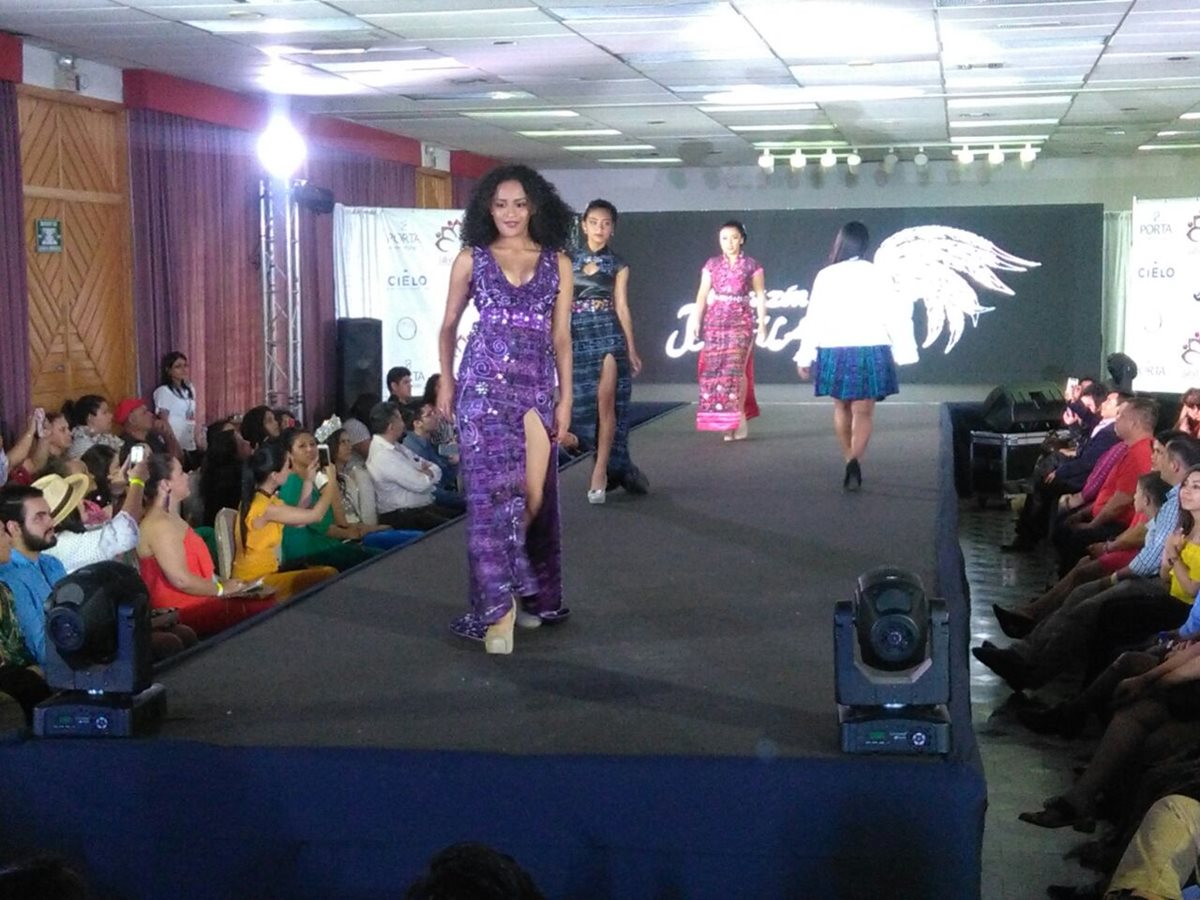 Los trajes mayas y la alta costura se combinaron en una pasarela de modas en Panajachel, Sololá (Foto Prensa Libre: Ángel Julajuj).