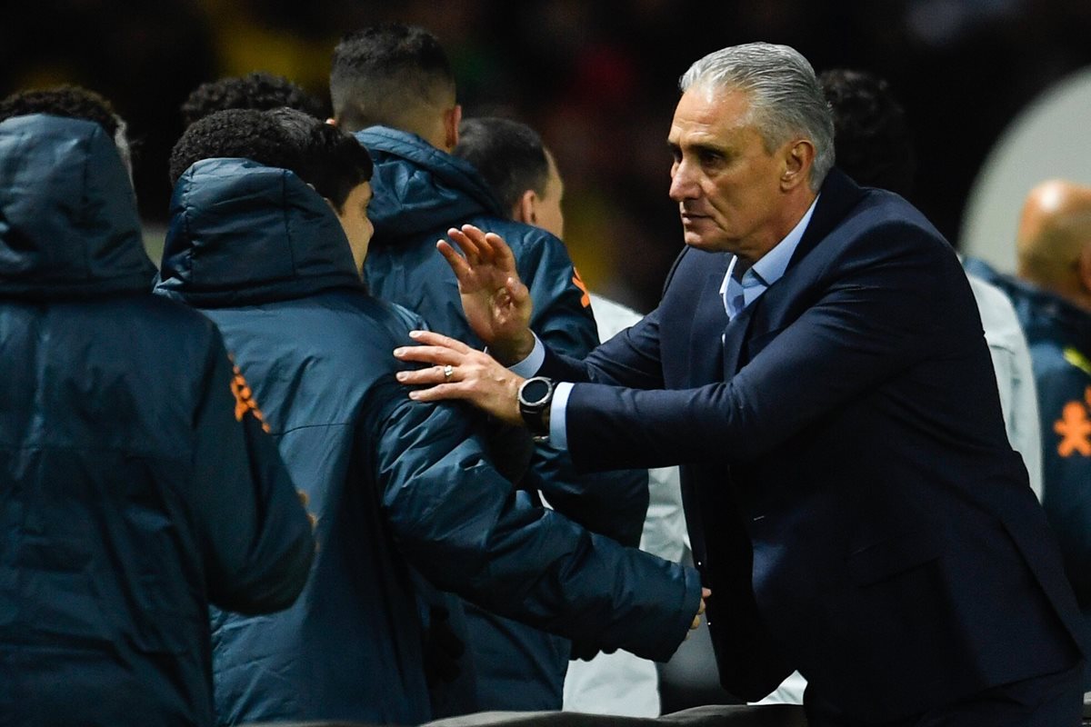 El técnico de la selección de Brasil, Tite saluda al cuerpo técnico de la selección de Alemania. (Foto Prensa Libre: AFP)