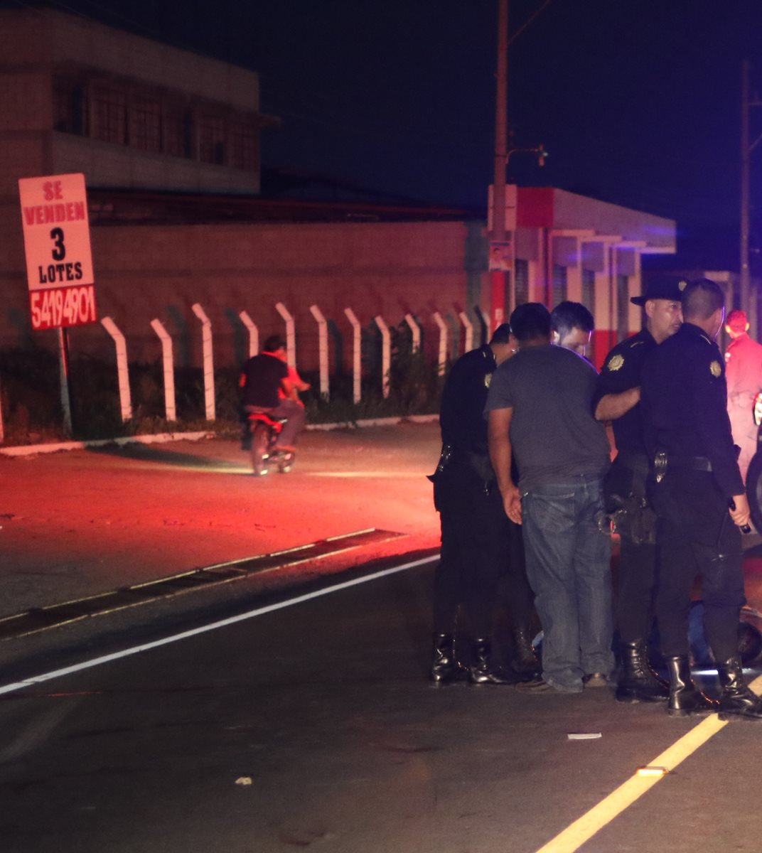 El cuerpo quedó sobre la carretera. (Foto Prensa Libre: Édwin Paxtor)