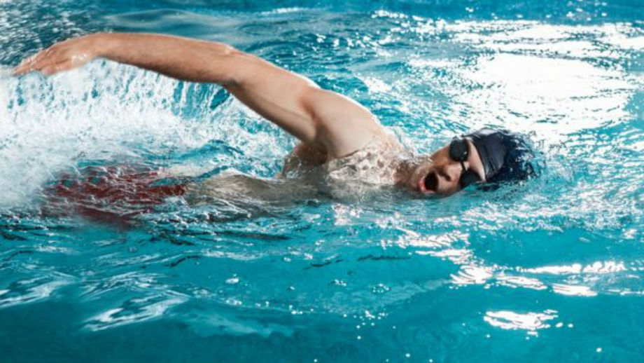 Un estudio reciente de la universidad canadiense de Alberta encontró en todas las piscinas analizadas restos de un edulcorante artificial que solo podía haber llegado allí a través de la orina. (GETTY IMAGES)