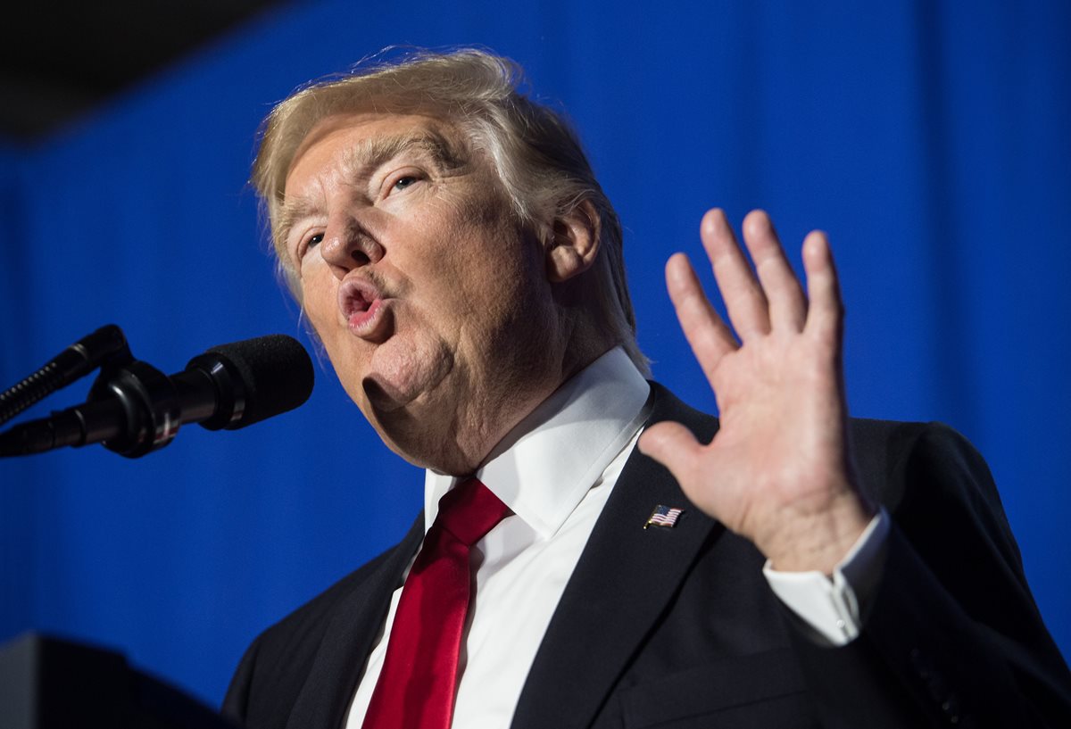 Donald Trump, presidente de EE. UU., concretó el miércoles las primeras medidas del muro con México. (Foto Prensa Libre: AFP).