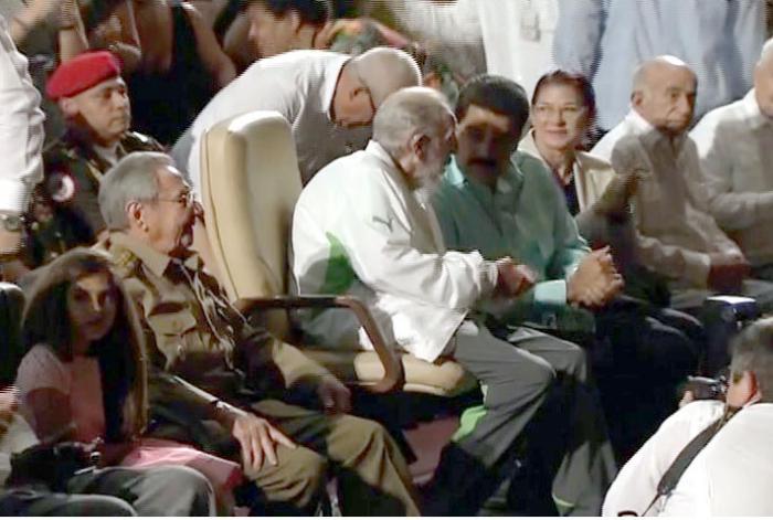 Fidel Castro conversa con el presidente venezolano Nicolás Maduro durante un acto de homenaje con motivo de sus 90 años. (Foto Prensa Libre: AFP)