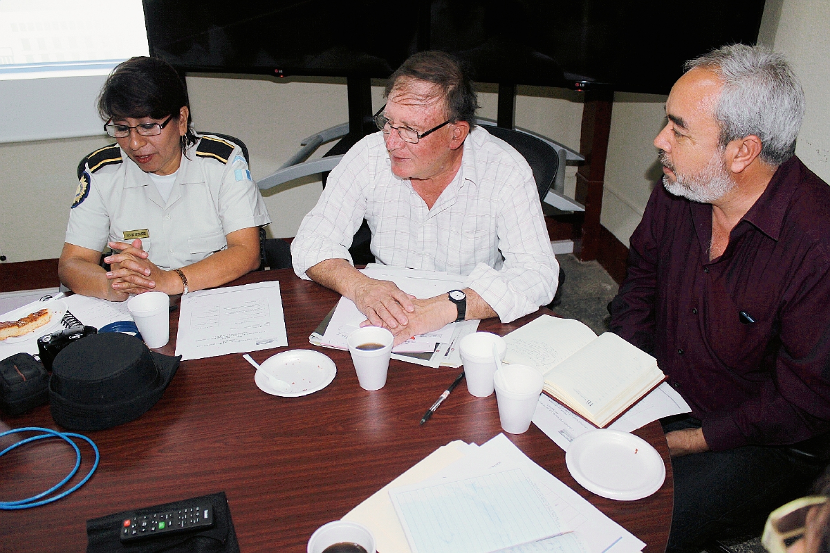 Carlos Cámbara, presidente de la JED de Jutiapa, -al centro- informa respecto de las amenazas que han recibido. (Foto Prensa Libre: Óscar González)