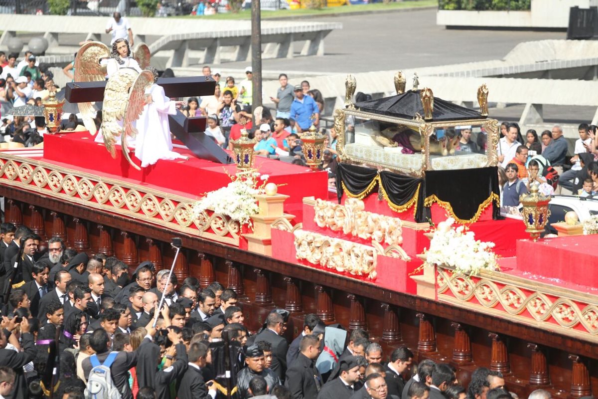 El Cristo del Amor durante uno de sus cortejos de Viernes Santo en el Centro Histórico. (Foto Prensa Libre: Óscar Rivas)