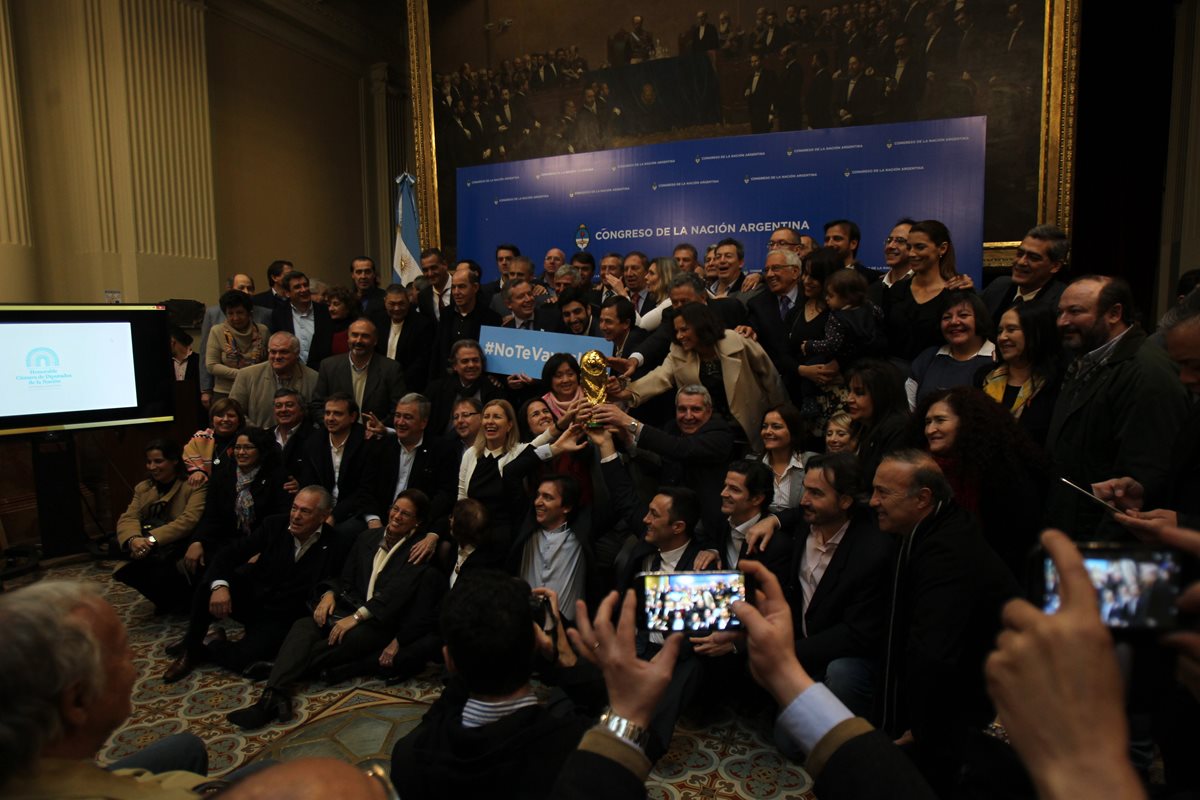 Los campeones argentinos del Mundial de México 1986, recibieron un homenaje. (Foto Prensa Libre: EFE).