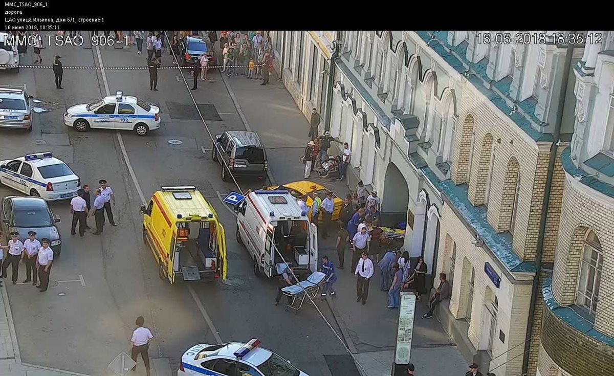 Taxi arrolla a personas en el centro de Moscú, Rusia. (Foto Prensa Libre: AFP)