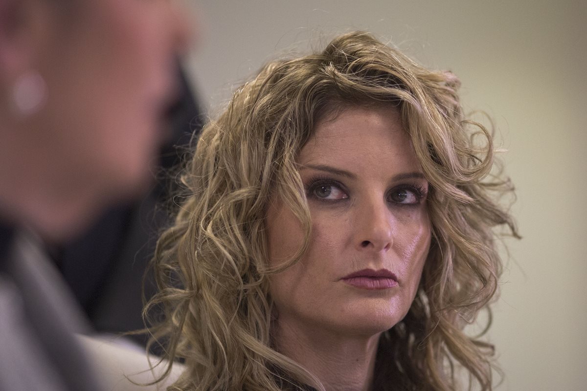 Summer Zervos, durante la conferencia de prensa en donde dio a conocer que demandará al presidente electo Donald Trump. (Foto Prensa Libre: AFP)