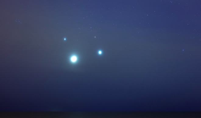 Se recomienda usar binoculares o telescopio para ver con más detalle la conjunción de Júpiter y Venus, aunque a simple vista también podrá disfrutarse. (Foto: Hemeroteca PL).