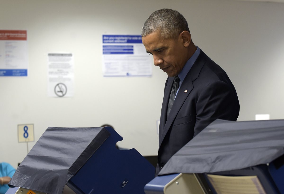 El presidente de EE. UU., Barack Obama, emite su voto anticipadamente el viernes en Chicago. (Foto Prensa Libre: AP).