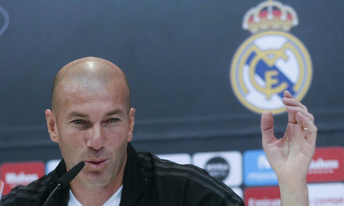 Zinedine Zidane, durante la rueda de prensa posterior al entrenamiento realizado hoy en la Ciudad Deportiva de Valdebebas. (Foto Prensa Libre: EFE)