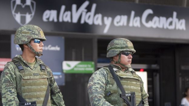 Algunos analistas consideran que la seguridad es uno de los retos que tendría México para organizar un mundial de futbol por cuenta propia. (GETTY IMAGES)