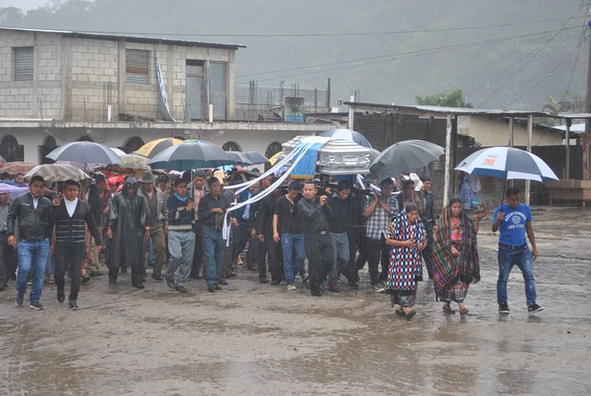 Familiares y amigos trasladan al camposanto los restos del agente Arnoldo Lejá Peneleu. (Foto Prensa Libre: Ángel Julajuj)