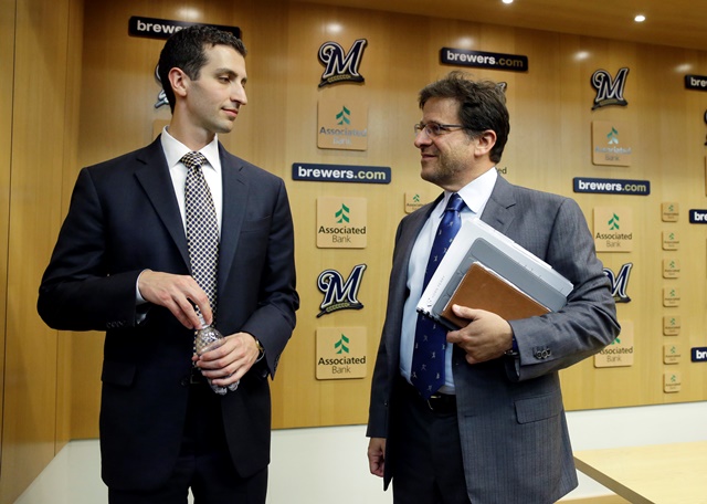 David Stearns, -izq.- conversa con Mark Attanasio dueño de los Cerveceros (Foto Prensa Libre: AP)