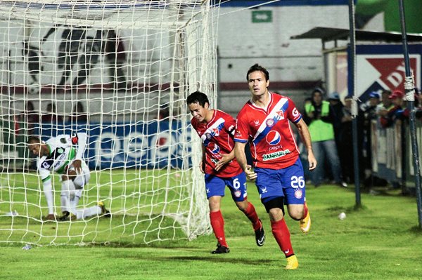 Xelajú consiguió un importante triunfo en su casa, ante Antigua GFC. (Foto Prensa Libre: Carlos Ventura).