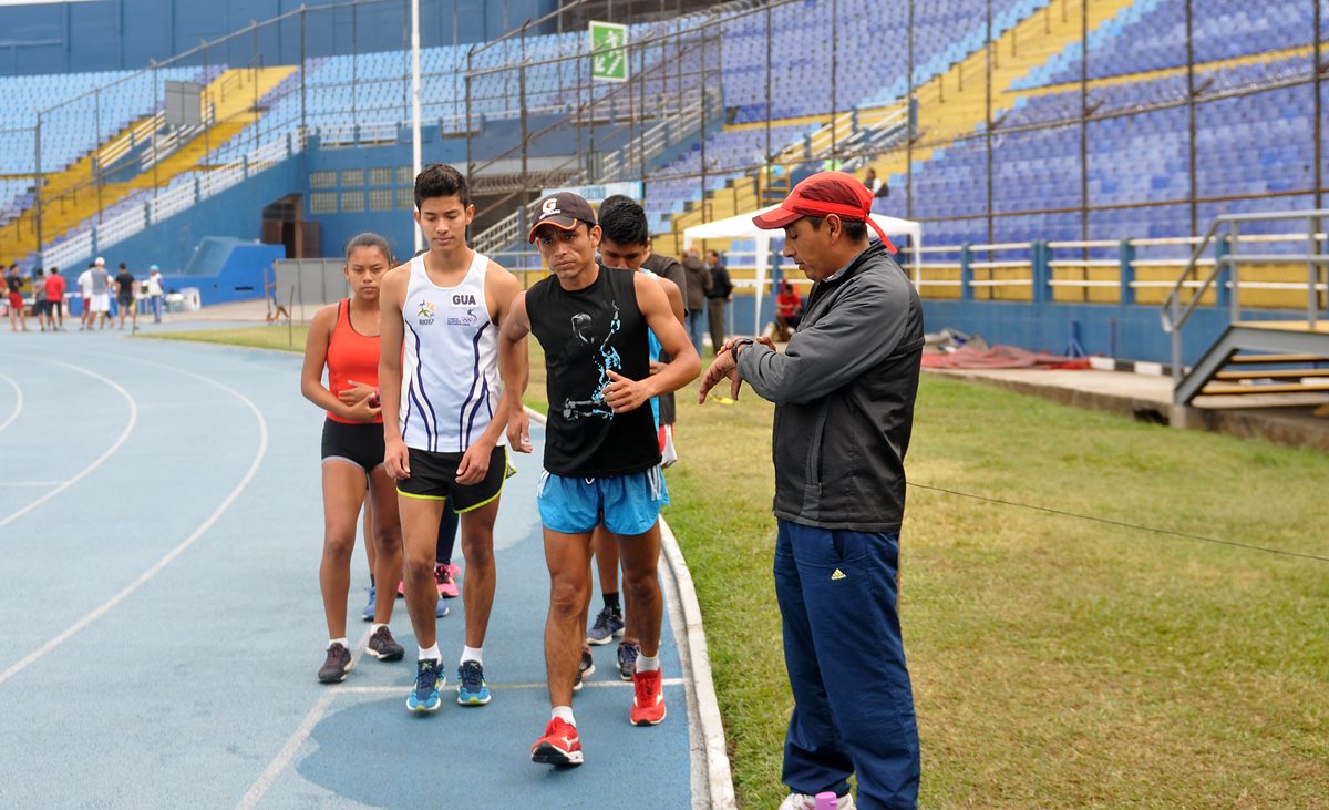 El entrenador Mynor Ortiz supervisa el entrenamiento.