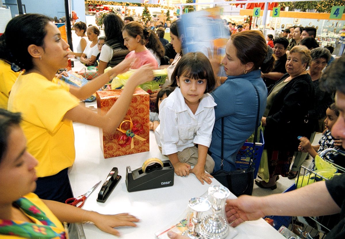 Durante las fiestas de fin de año, el uso de artículos de plástico se incrementa de manera considerable. (Foto Hemeroteca PL)