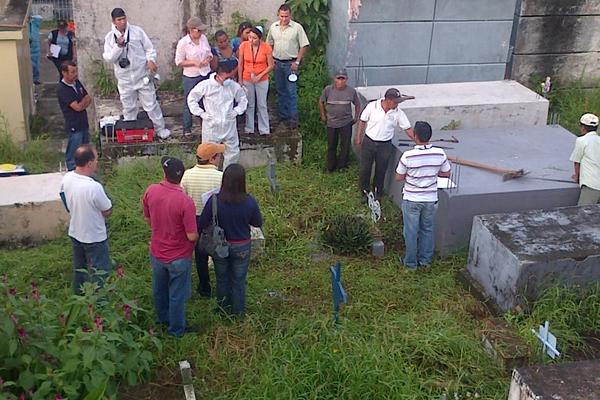 Autoridades durante la exhumación de la bebé en el Cementerio General de Mazatenango. (Foto Prensa Libre: Danilo López)<br _mce_bogus="1"/>